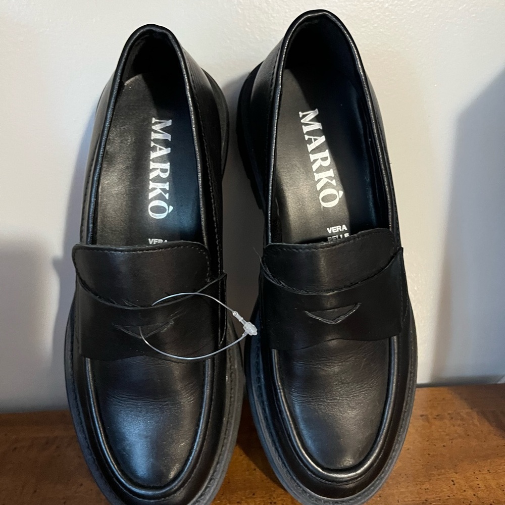 Black Leather Penny Loafers Sleek Formal Design